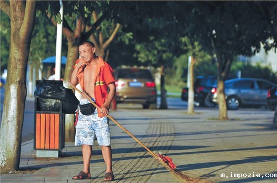 夏天打扫卫生就用电动扫地车