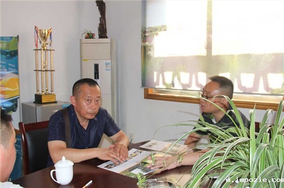  辽宁客户参观工厂并购买电动扫地机2000A 