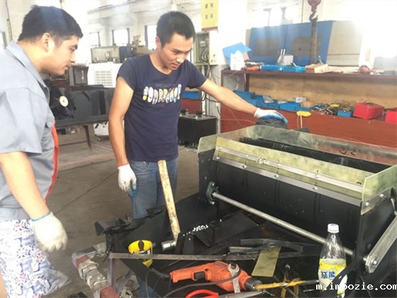 电动扫地机生产车间加班进行时