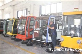 如何选购高性价比的驾驶式扫地车