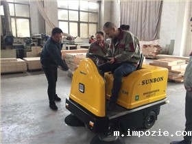 驾驶式扫地机在地板类板材工厂的应用 驾驶式扫地机在地板类板材工厂的应用