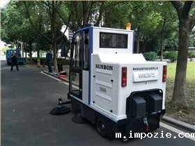 万圣节期间电动扫地车助力游乐园清洁