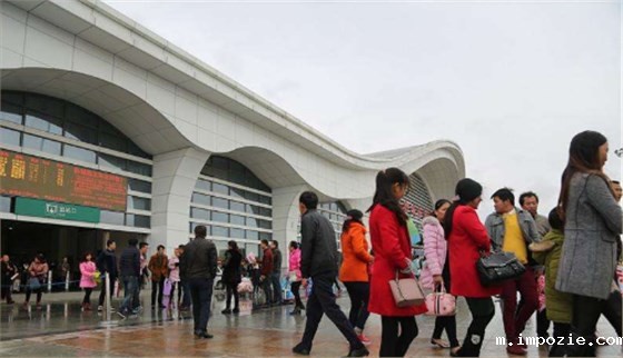 驾驶式扫地机助力高铁站户外广场清洁