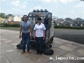 电动扫地车在广场步行街的应用 电动扫地车在广场步行街的应用