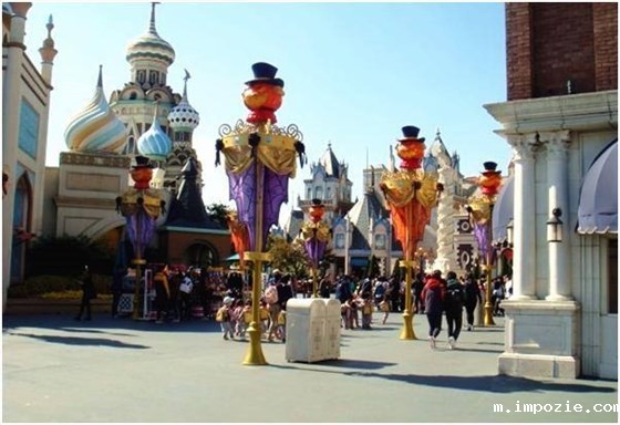 万圣节期间电动扫地车助力游乐园清洁