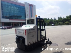 环卫扫地车为城市守岁，奋战一线