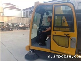 河北衡水客户来厂考察试扫电动扫地车