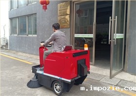 山东青岛某客户咨询定购驾驶式电动扫车