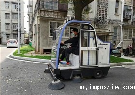 电动扫地车助力大面积小区主干道清扫工作