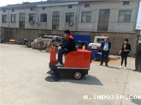 新疆某二中采购小型扫地机进行跑道清扫工作