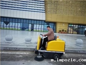 淮南高铁站使用1400驾驶式电动扫地车清扫消毒