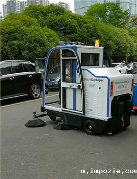 2000A电动扫地车走进常州市政府 2000A电动扫地车走进常州市政府