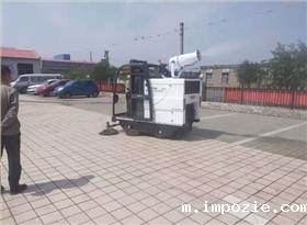 国庆假期,扫地车缓解城市环保压力 国庆假期,扫地车缓解城市环保压力