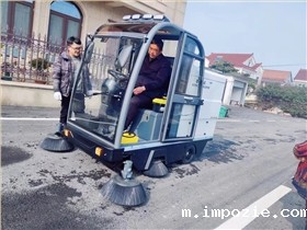 小型扫路车成为街道清洁实用工具 小型扫路车成为街道清洁实用工具