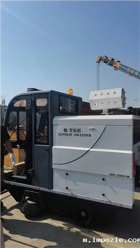 道路清扫车在工厂环境中发挥着重要作用,为工厂的运营和管理带来了多方面的积极影响 道路清扫车在工厂环境中发挥着重要作用,为工厂的运营和管理带来了多方面的积极影响