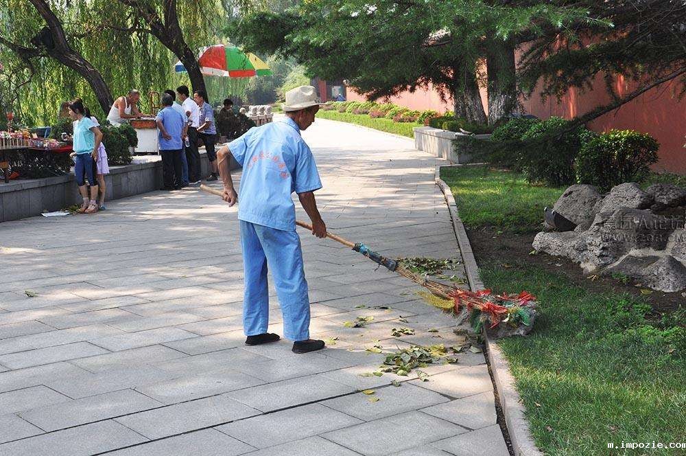 驾驶式扫地机成为公园保洁利器 驾驶式扫地机成为公园保洁利器