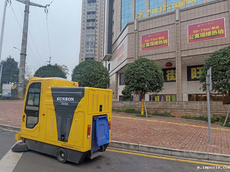 电动扫地车助力购物中心户外清洁