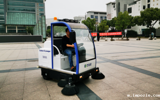 电动扫地车助力购物中心户外清洁