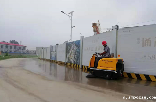 小型扫地车进驻河南安阳某建筑工地