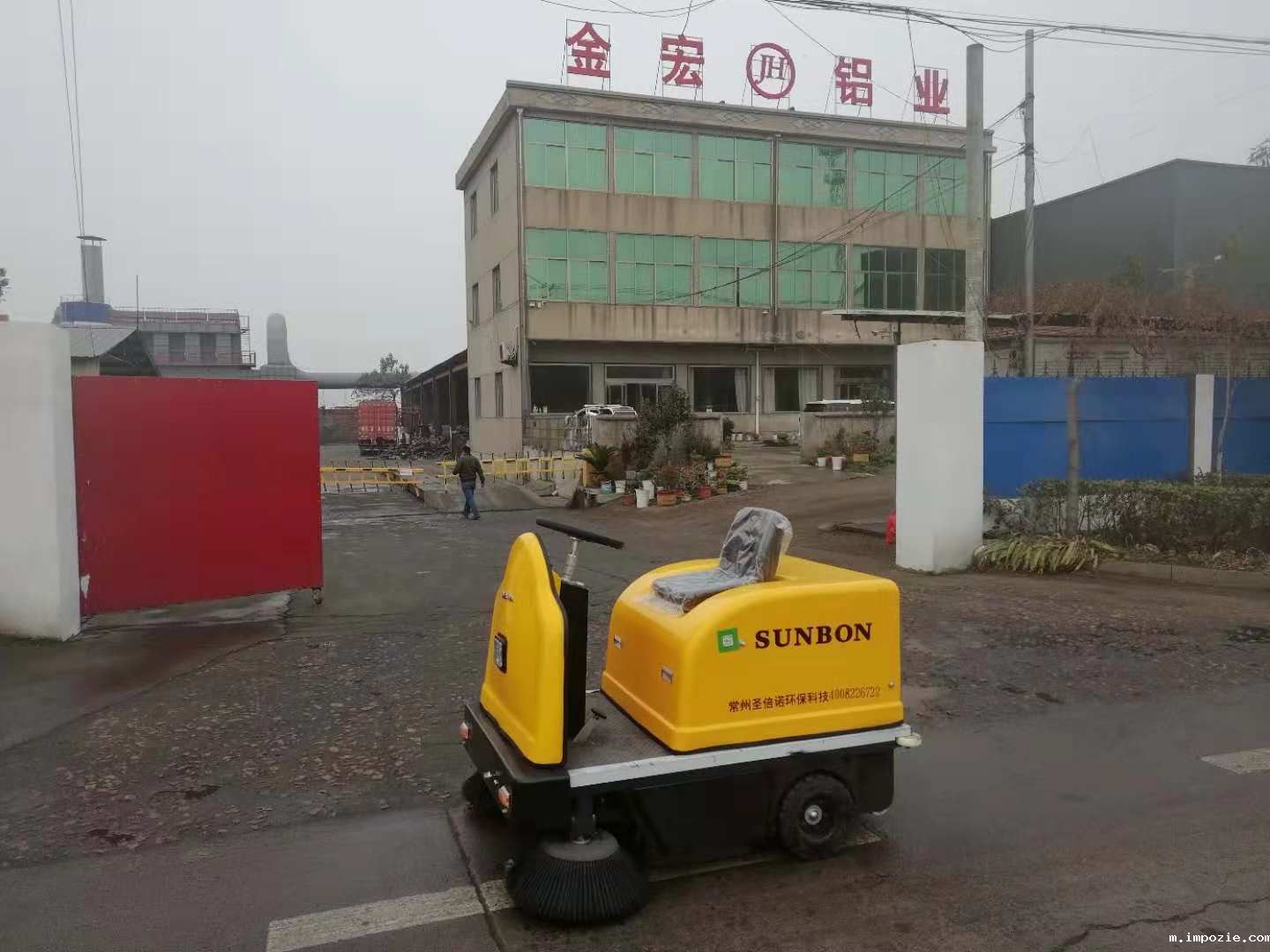 工厂扬尘清洁就用小优米app下载苹果小型车间扫地机