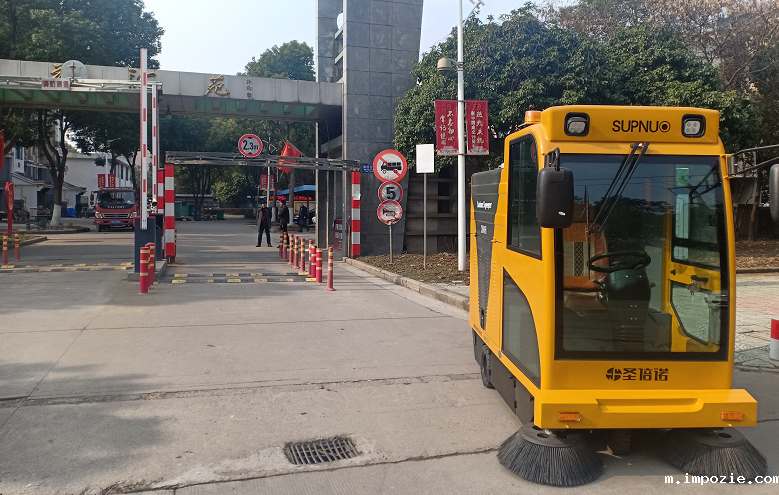 广州某物业客户采购小优米app下载苹果驾驶式电动扫地车