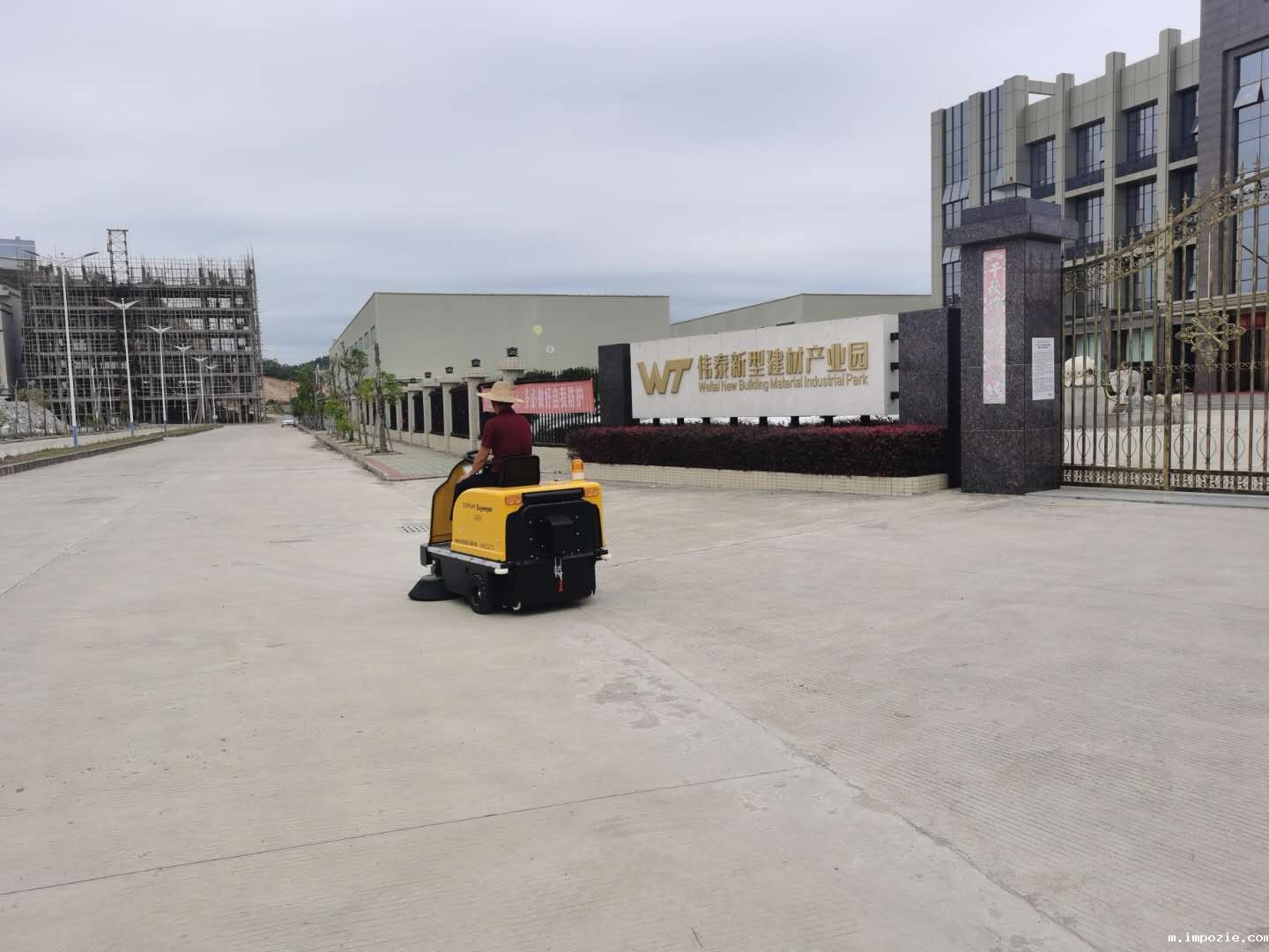 广东某新型建材产业园使用小优米app下载苹果1400电动扫地车