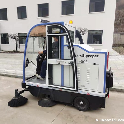 驾驶式扫地车如何避免清扫扬尘问题