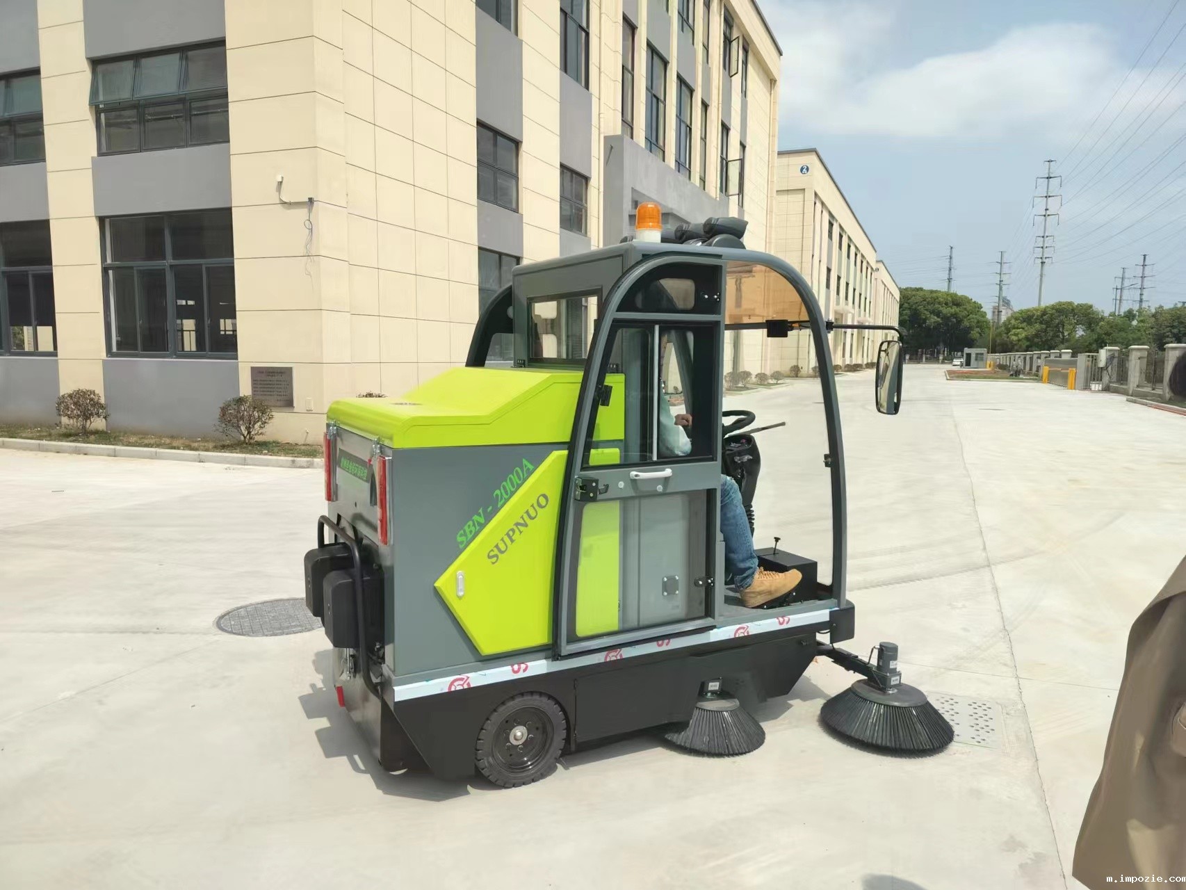 环境友好,舒适高效,电动扫地车改变清洁方式 环境友好,舒适高效,电动扫地车改变清洁方式