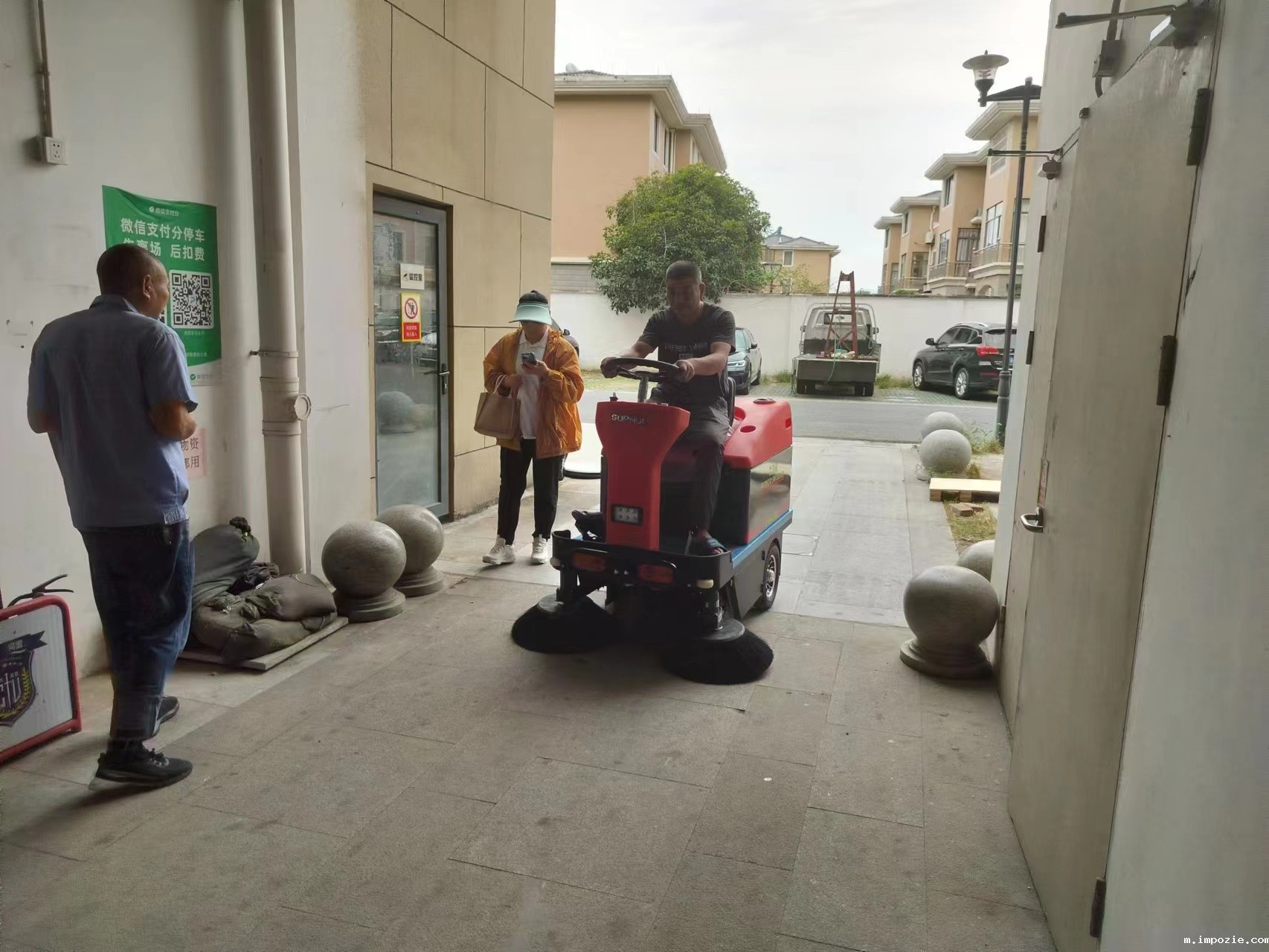 驾驶式洗地机减轻哪些市场的负担