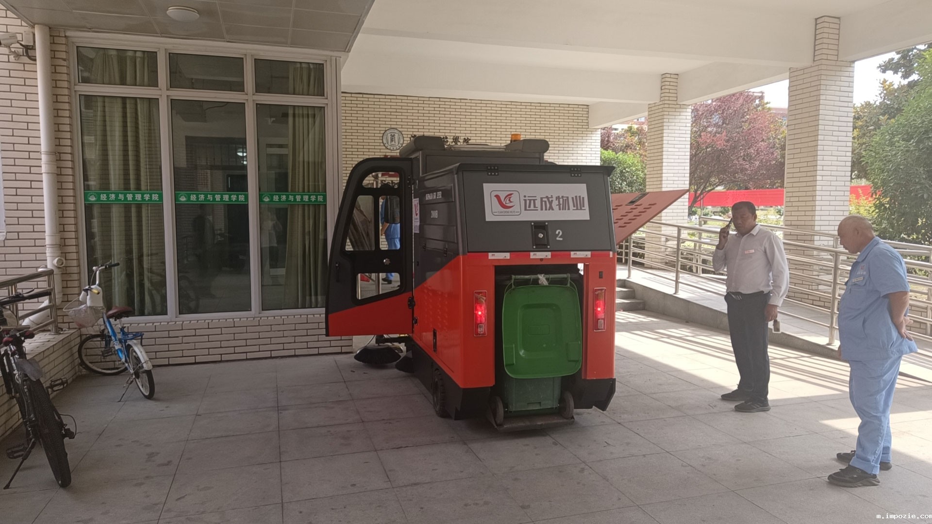 清扫车:城市卫生的“移动卫士” 清扫车:城市卫生的“移动卫士”