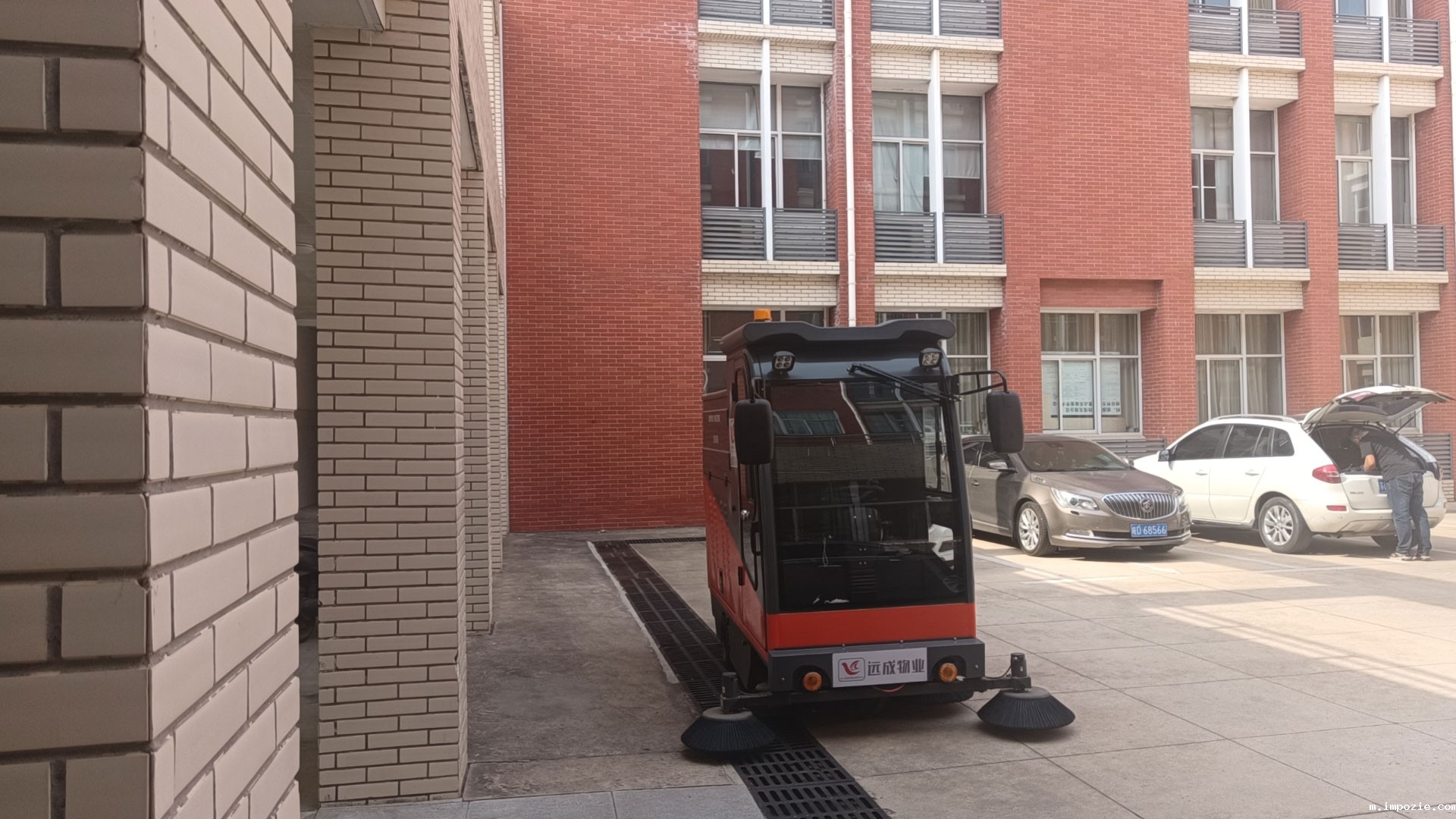 清扫车:城市卫生的“移动卫士” 清扫车:城市卫生的“移动卫士”