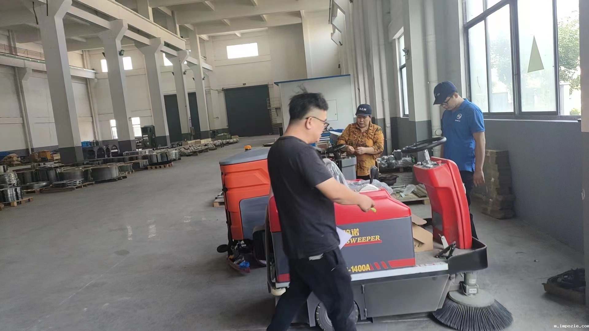 在当今快节奏的商业环境中商业驾驶式洗地机作为一种高效的清洁工具,正在被广泛应用 在当今快节奏的商业环境中商业驾驶式洗地机作为一种高效的清洁工具,正在被广泛应用